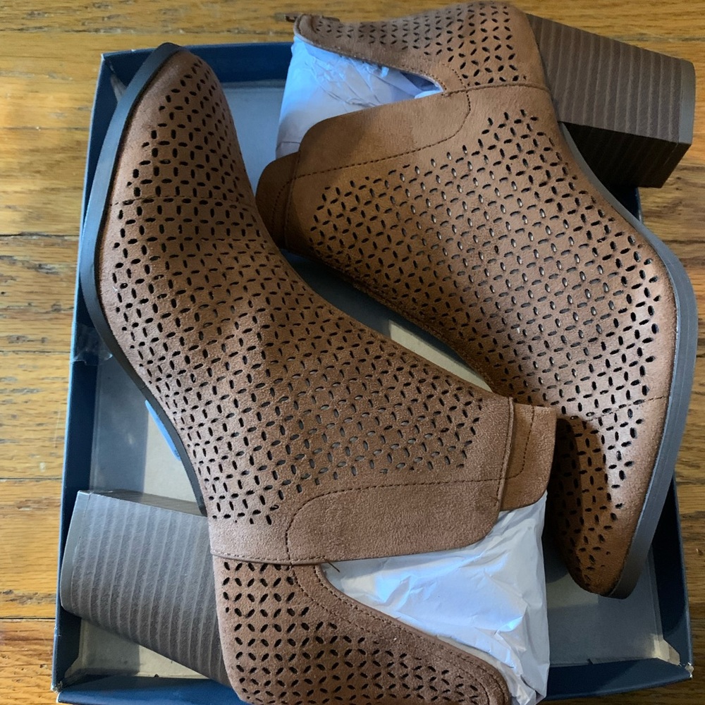 NWT Qupid brand perforated side split booties